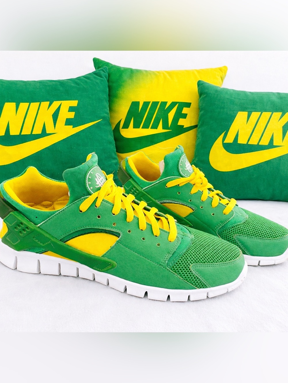 Men’s Nike Huarache Free Run Oregon Duck colors Size 11